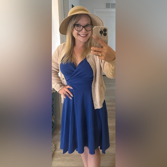 Hi! I’m Dem! 👩🏼 - Picture 3 of 3